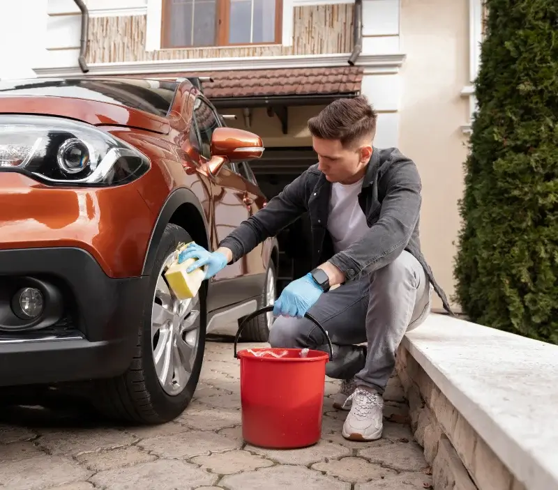 Lavage auto à domicile Mortagne-au-Perche : professionnel intervenant sur un véhicule